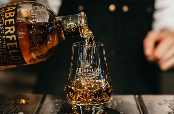 aberfeldy 12yo nalewanie do szklanki